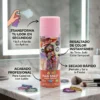Infografía del spray de color rosa mostrando sus beneficios en español: transformación en segundos, resultado de color instantáneo, secado rápido y acabado profesional, con pinceles de maquillaje al lado sobre una encimera de mármol.