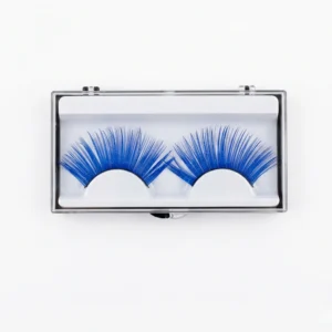 Un par de pestañas postizas tupidas de color azul eléctrico presentadas en un estuche transparente con base blanca sobre fondo blanco