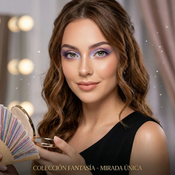 Mujer joven luciendo un maquillaje de ojos artístico con pestañas postizas de colores vibrantes y sombras en tonos pastel para un evento nocturno.