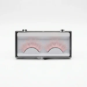 Par de pestañas postizas de fibra de seda color rosa en su estuche transparente protector con base blanca.