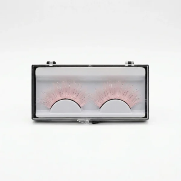 Par de pestañas postizas de fibra de seda color rosa en su estuche transparente protector con base blanca.