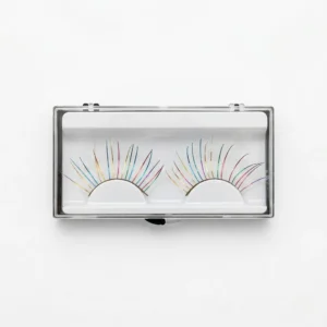 Par de pestañas postizas de colores arcoíris con destellos brillantes en estuche transparente sobre fondo blanco para maquillaje artístico.