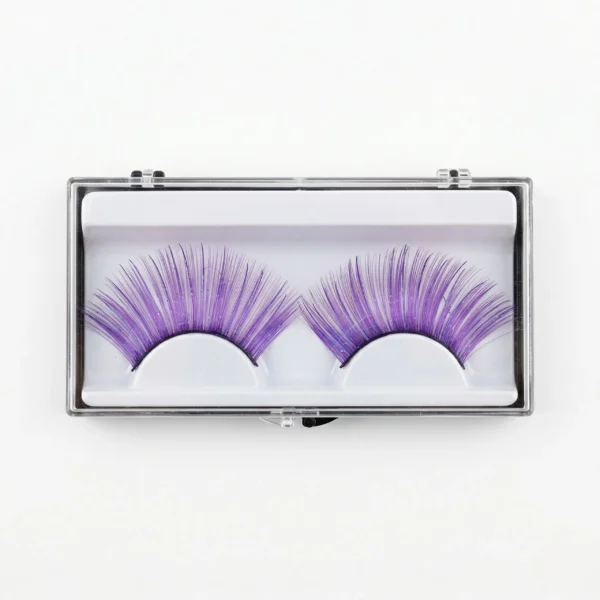 Pestañas postizas moradas de fantasía con glitter en estuche transparente sobre fondo blanco profesional.