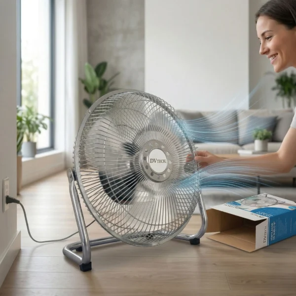 Mujer ajustando el flujo de aire de un ventilador de suelo metálico DV-TECH recién sacado de su caja original.