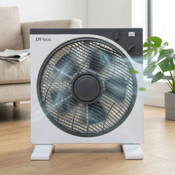 Ventilador de caja compacto DVTech funcionando en una sala de estar junto a una planta decorativa.