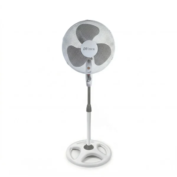 Ventilador de pie blanco marca DVTECH con rejilla de malla fina y base circular estable sobre fondo blanco.
