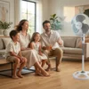 Familia disfrutando de la brisa del ventilador DVTECH en la sala, destacando su rejilla de seguridad para niños.