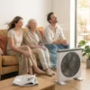 Familia disfrutando del flujo de aire fresco de un ventilador potente en el sofá de su casa.