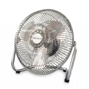 Vista frontal de estudio de un ventilador de suelo industrial metálico de acero cromado con rejilla de seguridad reforzada.