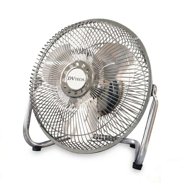 Vista frontal de estudio de un ventilador de suelo industrial metálico de acero cromado con rejilla de seguridad reforzada.