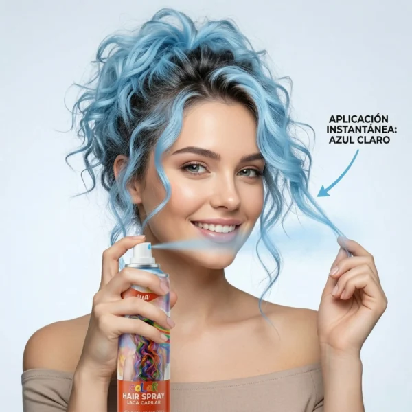 Chica joven aplicando laca de color azul claro en un mechón de pelo, demostrando la aplicación instantánea y vibrante del producto.