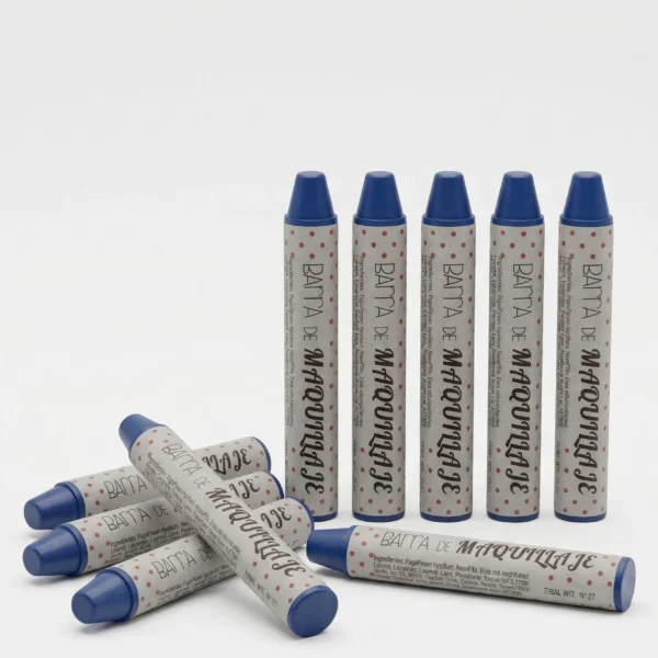 Varias barras de maquillaje azul vibrante de larga duración sobre fondo blanco para uso profesional y artístico.