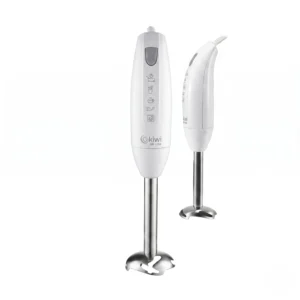 Vista frontal y lateral de la batidora de mano Kiwi con pie de acero inoxidable y cuerpo blanco sobre fondo blanco.