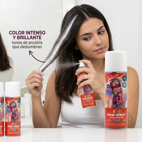 Mujer aplicando spray de color blanco en una mecha de pelo oscuro para mostrar la alta cobertura y el brillo del tinte temporal.