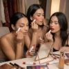 Tres mujeres aplicando el stick de maquillaje como sombra de ojos, rubor en las mejillas y labial de larga duración frente a un espejo.