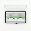 Par de pestañas postizas verde esmeralda reutilizables en su caja de almacenamiento transparente para maquillaje de fantasía.