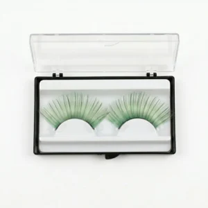 Par de pestañas postizas verde esmeralda reutilizables en su caja de almacenamiento transparente para maquillaje de fantasía.