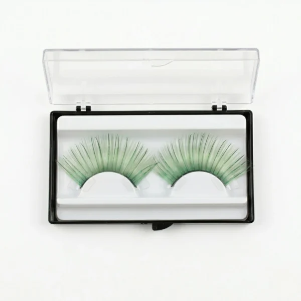 Par de pestañas postizas verde esmeralda reutilizables en su caja de almacenamiento transparente para maquillaje de fantasía.