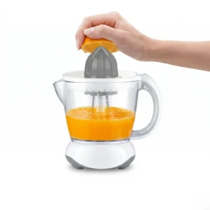 Exprimidor eléctrico de naranjas con cuerpo blanco, jarra transparente de 1 litro y sistema de presión automática para uso doméstico.