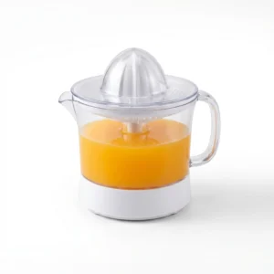 Exprimidor de naranjas eléctrico de color blanco con jarra graduada de 500ml y cono de exprimido universal sobre fondo blanco.