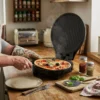 Persona usando la máquina de pizza EDM en una cocina para hornear una pizza con ingredientes frescos y acabado profesional.