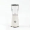 Licuadora personal Vita-Blend blanca de 170W con jarra de 0.5 litros y cuchillas de acero inoxidable para smoothies.