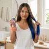 Mujer con pelo largo y liso mostrando mechas azules intensas conseguidas con spray de color lavable en cabello moreno.