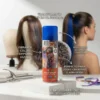 Infografía de spray azul para el cabello mostrando resultados de salón en casa, fórmula sin residuos y mechas azules en pelo castaño.