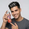 Hombre con mechas plateadas temporales hechas con spray de color, mostrando el acabado brillante en cabello oscuro.