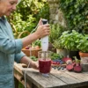 Batidora de brazo Kiwi 500W batiendo un smoothie de frutos rojos y remolacha sobre una mesa de madera con ingredientes frescos.