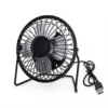 Ventilador de mesa USB pequeño fabricado en metal negro con aspas plateadas y conexión universal.