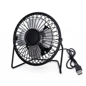Ventilador de mesa USB pequeño fabricado en metal negro con aspas plateadas y conexión universal.