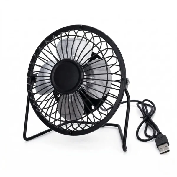 Ventilador de mesa USB pequeño fabricado en metal negro con aspas plateadas y conexión universal.