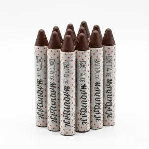 Set de 12 barras de maquillaje multiusos color marrón con punta cónica para labios y ojos sobre fondo blanco.