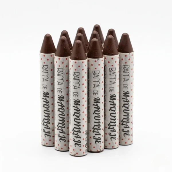 Set de 12 barras de maquillaje multiusos color marrón con punta cónica para labios y ojos sobre fondo blanco.