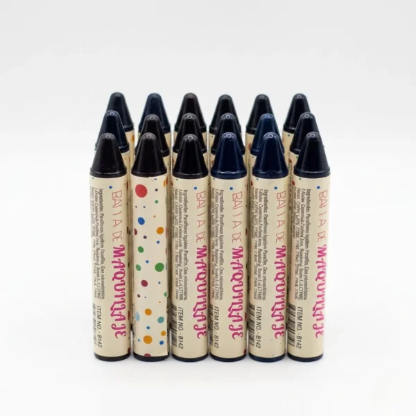 Lote de barras de maquillaje en stick tono negro intenso con diseño de puntos de colores, ideal para uso profesional y personal.