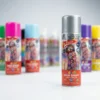 Variedad de botes de laca de colores para el pelo: azul, rosa, plata, violeta y amarillo para disfraces y eventos.