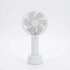 Grupo de jóvenes usando el ventilador de mano portátil recargable en una calle turística para refrescarse durante el verano.