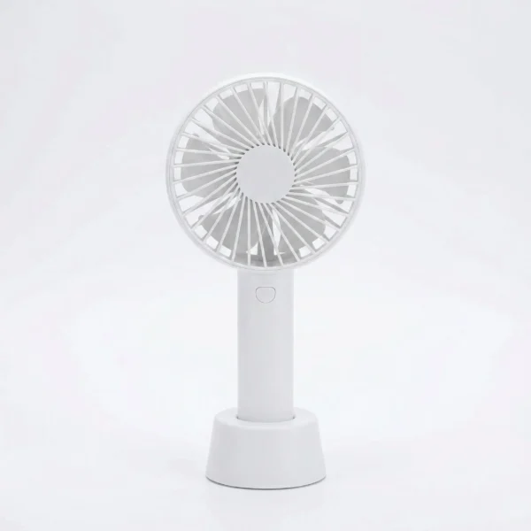 Grupo de jóvenes usando el ventilador de mano portátil recargable en una calle turística para refrescarse durante el verano.