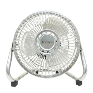 Ventilador de suelo DV TECH de 15 cm fabricado en metal cromado con 3 aspas y rejilla de seguridad frontal.