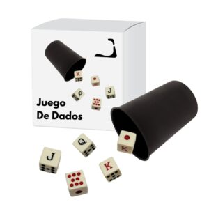 Juego de dados con cubilete y cinco dados clásicos sobre fondo blanco