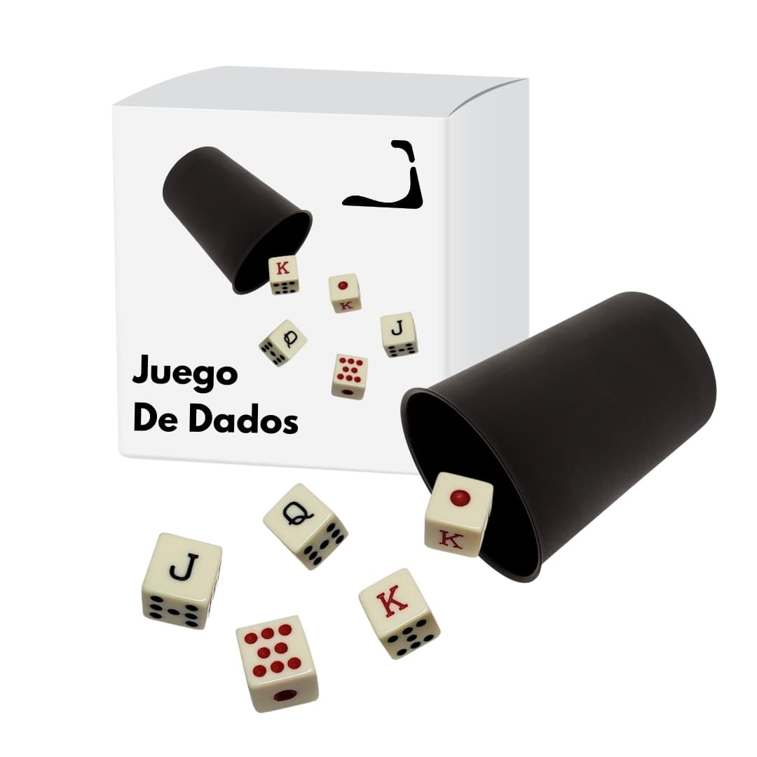 Juego de Dados con Cubilete y 5 Dados Clásicos Juego de dados con cubilete y cinco dados clásicos sobre fondo blanco