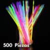 Jarra decorada con pulseras luminosas GlowMaster Pro encendidas mostrando colores brillantes en la oscuridad