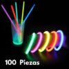Pulseras fluorescentes Lumi Flex encendidas fuera del paquete, mostrando colores vivos en la oscuridad