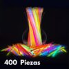 Pulseras luminosas Glow Elite encendidas sobre una mesa junto a una jarra en ambiente nocturno