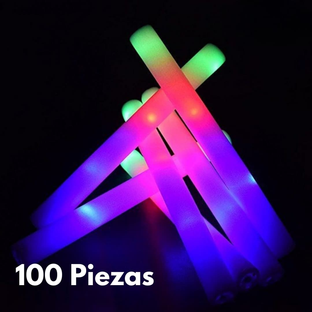 Palos de espuma LED Foam Master 100 Ultra encendidos mostrando luces multicolor brillantes en la oscuridad