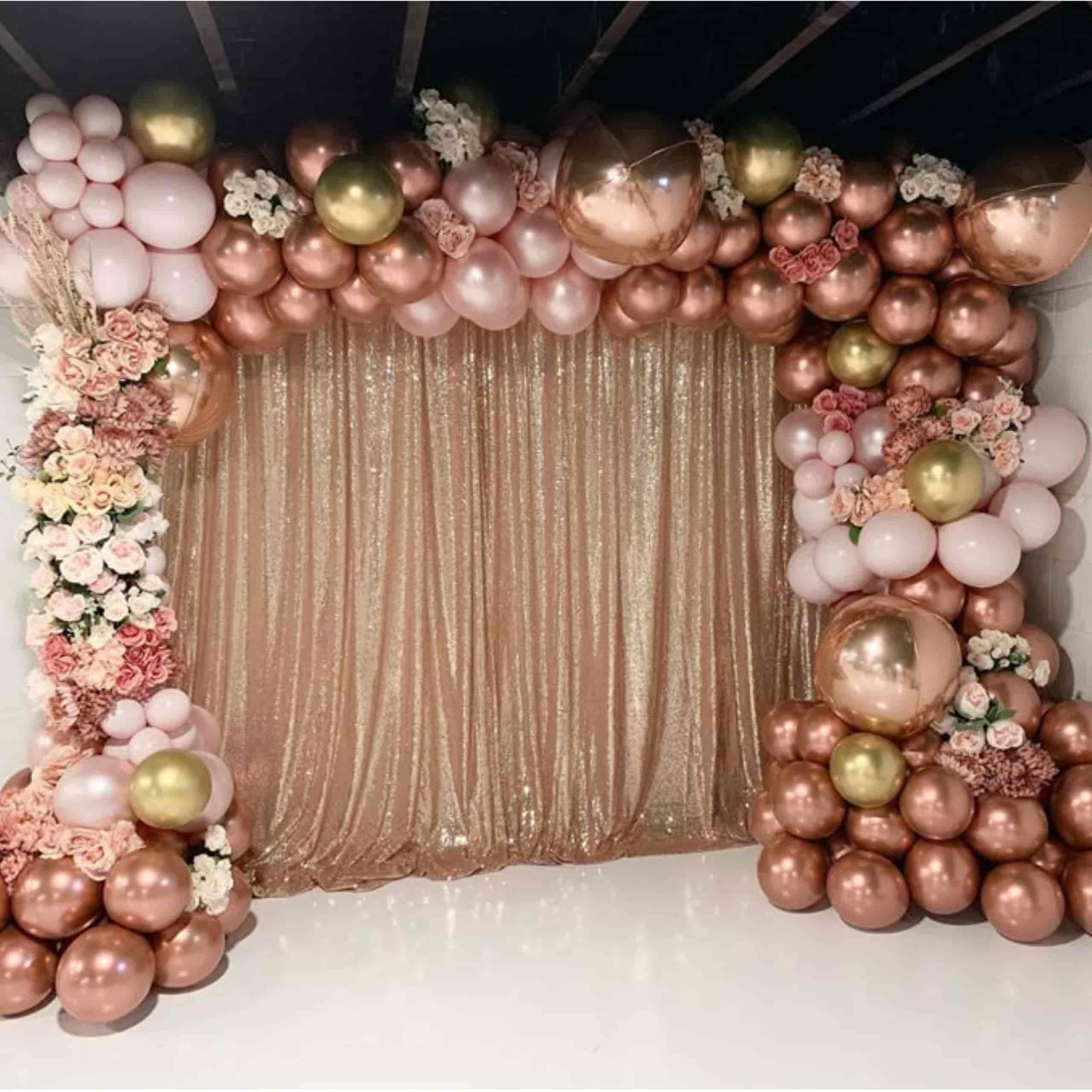 Globos oro rosa y dorado en decoración de fiesta Globos oro rosa y dorado decorando una fiesta interior con luces y ambiente festivo