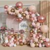 Globos oro rosa y dorado en decoración de boda elegante Decoración de boda con globos oro rosa y dorado combinados con flores y tonos blancos