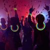 Personas disfrutando en una fiesta con pulseras fluorescentes Lumi Flex multicolor encendidas