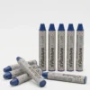 Varias barras de maquillaje azul vibrante de larga duración sobre fondo blanco para uso profesional y artístico.